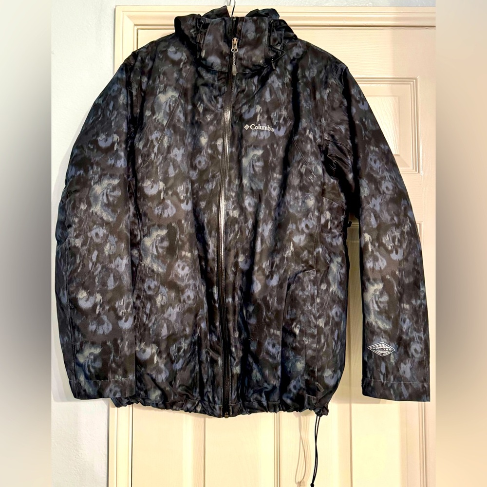 Columbia Black Ski Jacket with High Collar and Water-Resistant Fabric